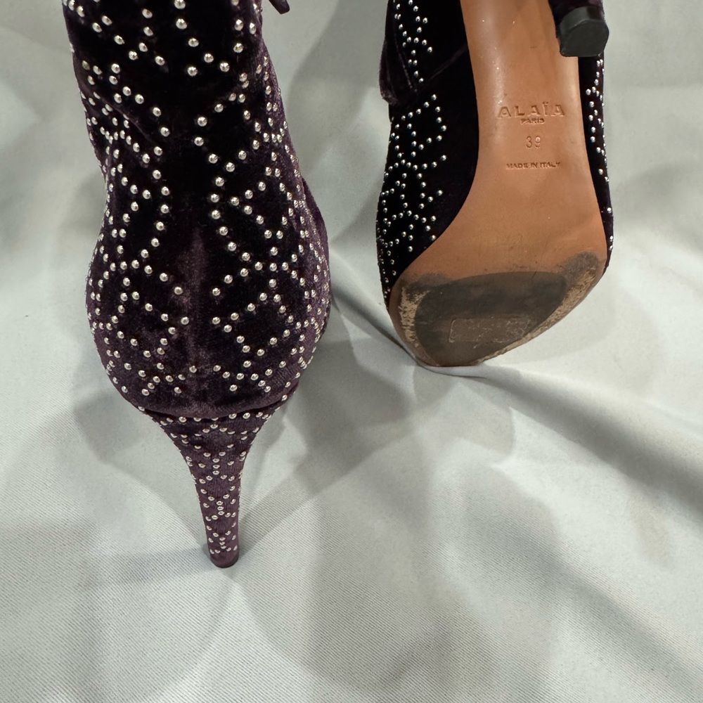 🔥 RARE COLLECTOR’S FIND — Alaïa “Azzedine” Deep Wine Velvet Studded Booties (39) - Picture 7 of 15